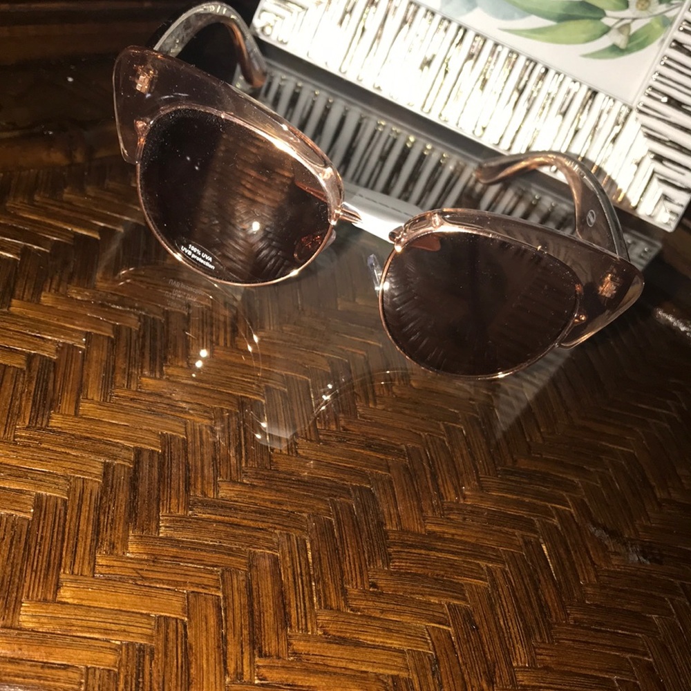 🌻4/$25 Women’s sunglasses 🕶